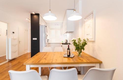 Split Apartment | Apartment In Centre For 6