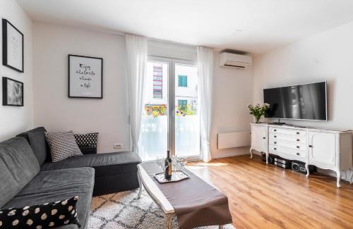 Split Apartment | Apartment In Centre For 6