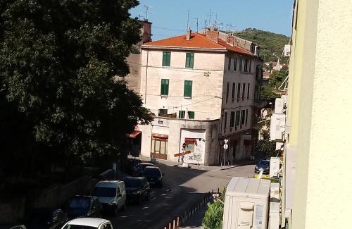 Split Apartment | Apartment In Centre for 7