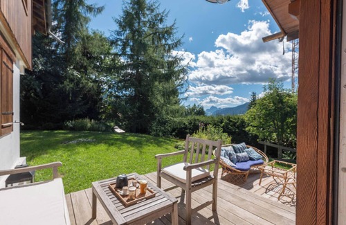 Le Planellet Ski Chalet | Apartment in chalet with the terrace and garden