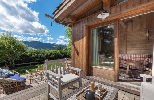Le Planellet Ski Chalet | Apartment in chalet with the terrace and garden