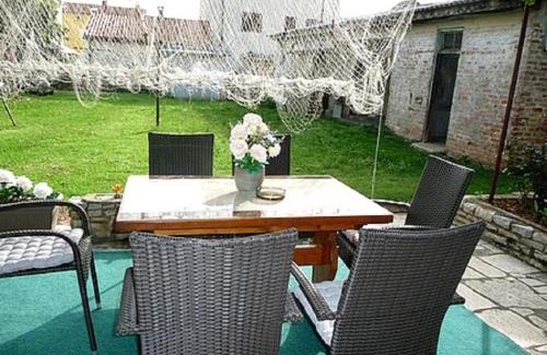 Fazana Apartment | Apartment in Fažana with terrace, air conditioning, WiFi, washing machine (4957-1)