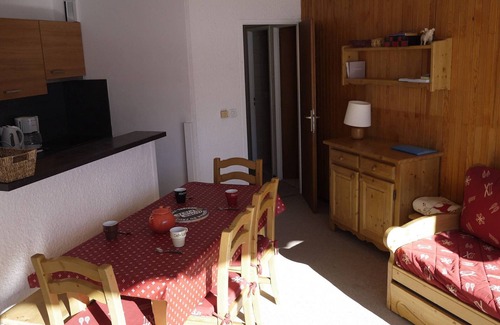 Meribel-Mottaret Apartment | Apartment in Méribel Mottaret - 2 bedrooms, 4th floor, south balcony, non-smoking