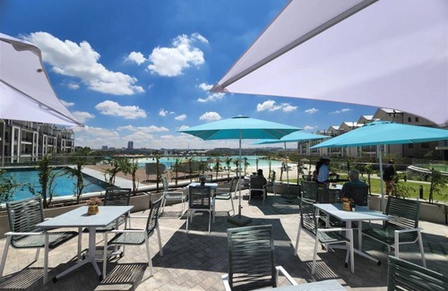 Greater Johannesburg Metropolitan Area Apartment | Apartment in Midrand nA beautiful lagoon experience