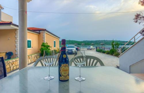 Pirovac Apartment | Apartment in Pirovac with sea view, terrace, air conditioning, WiFi (4925-2)