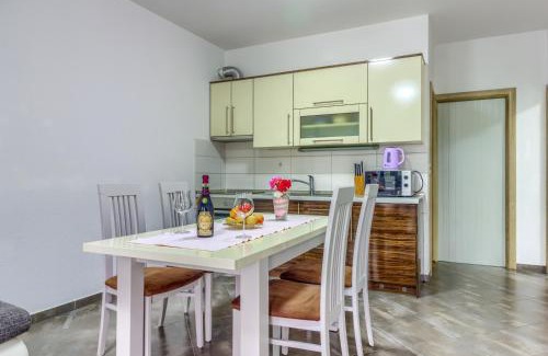 Pirovac Apartment | Apartment in Pirovac with sea view, terrace, air conditioning, WiFi (4925-2)