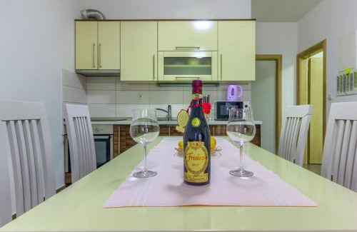 Pirovac Apartment | Apartment in Pirovac with sea view, terrace, air conditioning, WiFi (4925-2)