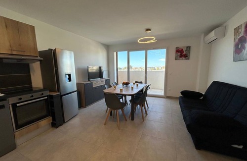 Serignan Apartment | Apartment in residence with swimming pool 400 m from the beach.