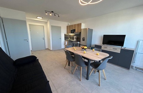 Serignan Apartment | Apartment in residence with swimming pool 400 m from the beach.