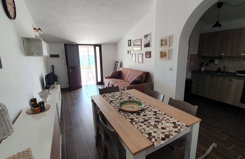 Gallina Apartment | Apartment in villa a stone's throw from the sea Up