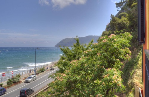 Alassio Apartment | Apartment in villa, sea front, sleeps 6 double services