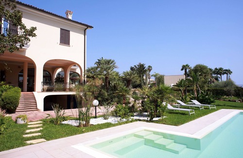 Grottasanta Apartment | Apartment in Villa with garden Light Blue