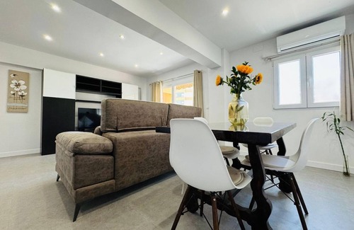 Cruz de Humilladero Apartment | Apartment 'Increíble Piso Cerca Centro' with Private Terrace, Wi-Fi and Air Conditioning