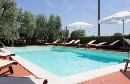 Massa e Cozzile Apartment | Apartment 'Inverno' with Shared Pool, Wi-Fi and Air Conditioning