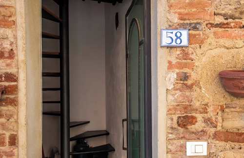 Belforte Apartment | Apartment 'In The Medieval Village' with Wi-Fi and Air Conditioning
