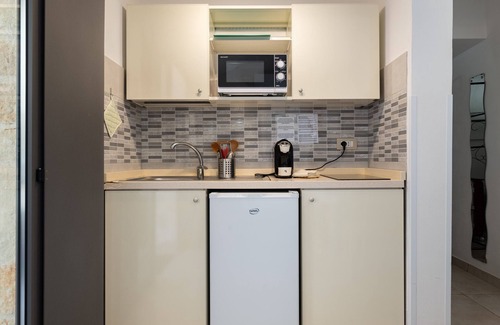 San Michele Salentino Apartment | Apartment 'Gelso' with Shared Pool, Wi-Fi and Air Conditioning