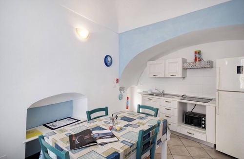 Santo Stefano al Mare Apartment | Apartment 'Iris' with Shared Terrace and Air Conditioning