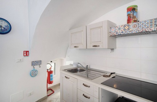 Santo Stefano al Mare Apartment | Apartment 'Iris' with Shared Terrace and Air Conditioning