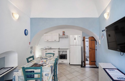 Santo Stefano al Mare Apartment | Apartment 'Iris' with Shared Terrace and Air Conditioning