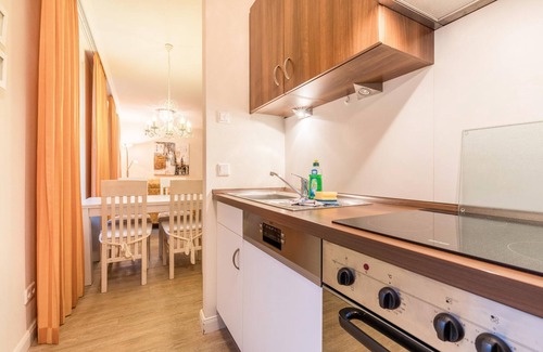 Hohen Niendorf Apartment | Apartment 'Jagdschloß Zu Hohen Niendorf' with Shared Garden, Balcony and Wi-Fi