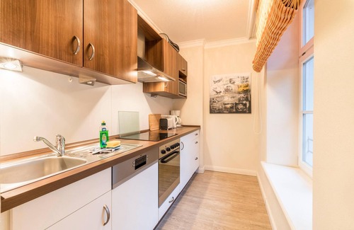 Hohen Niendorf Apartment | Apartment 'Jagdschloß Zu Hohen Niendorf' with Shared Garden, Balcony and Wi-Fi