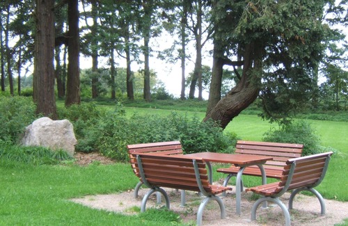 Hohen Niendorf Apartment | Apartment 'Jagdschloß Zu Hohen Niendorf' with Shared Garden, Balcony and Wi-Fi