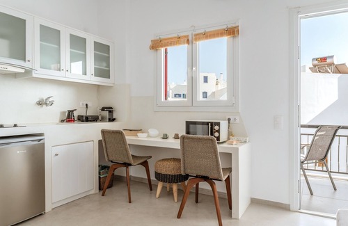 Tinos Apartment | Apartment 'Kleris 4 Tinos' with Shared Terrace, Wi-Fi and Air Conditioning