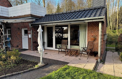 Brunsbuttel Apartment | Apartment 'Koje' with Private Terrace, Shared Garden and Wi-Fi