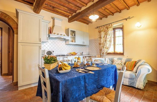 Vergelle Apartment | Apartment 'La Casina Di Helen' with Shared Pool, Wi-Fi and Air Conditioning