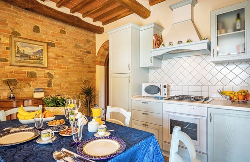 Vergelle Apartment | Apartment 'La Casina Di Helen' with Shared Pool, Wi-Fi and Air Conditioning
