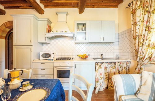 Vergelle Apartment | Apartment 'La Casina Di Helen' with Shared Pool, Wi-Fi and Air Conditioning