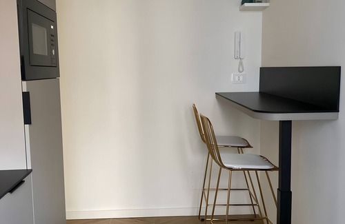 Borgo-Sanzio Apartment | Apartment 'La Finestra Down Town - Retro' with Wi-Fi and Air Conditioning