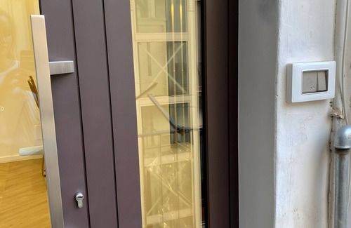 Borgo-Sanzio Apartment | Apartment 'La Finestra Down Town - Retro' with Wi-Fi and Air Conditioning