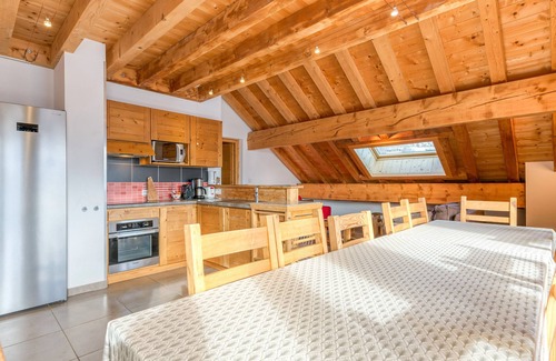 Saint-Jean-d'Arves Apartment | Apartment 'La Grande Vadrouille' with Mountain View, Shared Terrace and Wi-Fi
