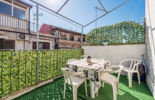 Centro Storico Apartment | Apartment 'La Loggia' with Private Terrace, Wi-Fi and Air Conditioning