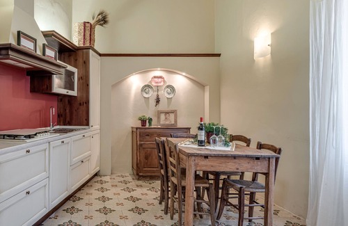 Santa Maria Novella Apartment | Apartment 'La Maison De Mavì' with Wi-Fi and Air Conditioning