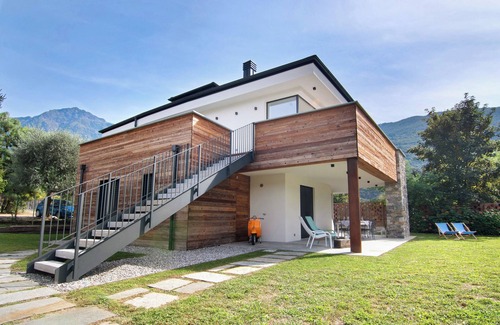 Colico Apartment | Apartment 'La Villa del Lago in Giardino' with Sea View, Wi-Fi and Air Conditioning