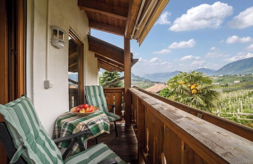 Caines Apartment | Apartment "Langeshof - Morgensonne" with Mountain View, Balcony & Garden