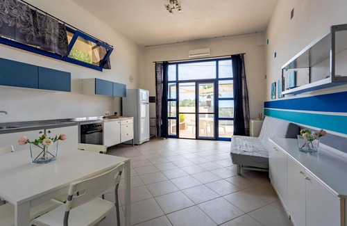 Porto Palo Apartment | Apartment 'Lara Piano Terra Sul Lungomare' with Wi-Fi and Air Conditioning