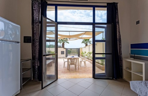 Porto Palo Apartment | Apartment 'Lara Piano Terra Sul Lungomare' with Wi-Fi and Air Conditioning