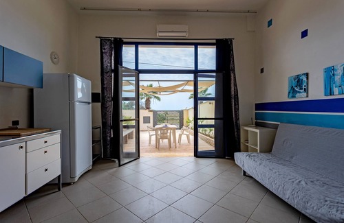 Porto Palo Apartment | Apartment 'Lara Piano Terra Sul Lungomare' with Wi-Fi and Air Conditioning
