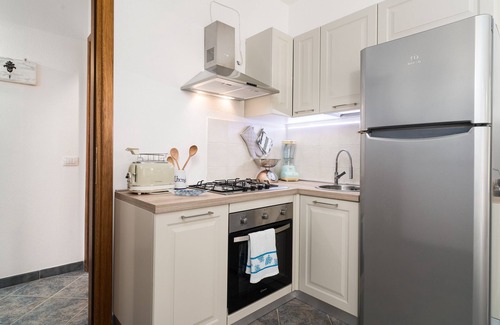 Tanaunella Apartment | Apartment "Le Mille e una Vivian" with Private Garden, Air Conditioning & Wi-Fi