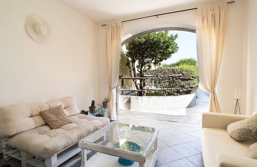 Tanaunella Apartment | Apartment "Le Mille e una Vivian" with Private Garden, Air Conditioning & Wi-Fi