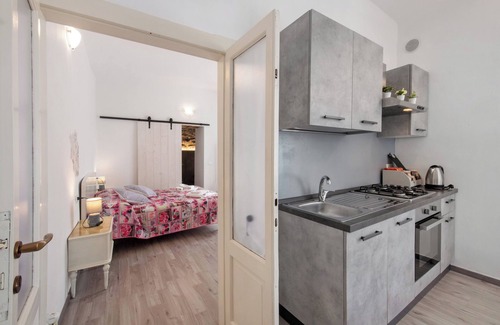 Lezzeno Apartment | Apartment 'Lescen White Residence - Swimming' with Lake View, Shared Pool and Wi-Fi