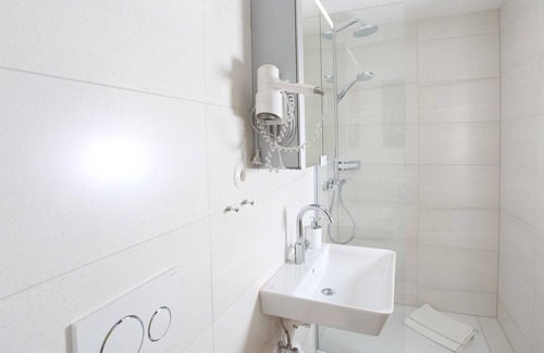 Riezlern Apartment | Apartment / living room / shower, WC, Gipfelstürmer - Landhaus Bromm