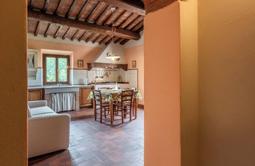 Fucecchio Apartment | Apartment 'Lo Stornello' with Shared Pool, Wi-Fi and Air Conditioning