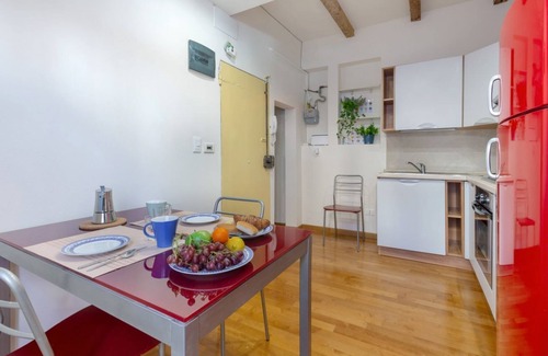 Historic Center Apartment | Apartment located on the second floor of a typical Bolognese building, without lift.In 30 square meters of space it is suitable for 2 guests, with a kitchen, double bedroom and a comfortable closet.In a strategic position, in a few minutes on foot you ca