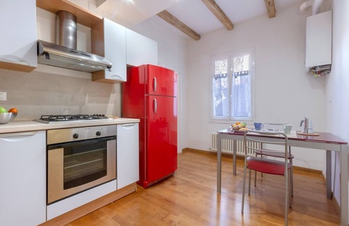 Historic Center Apartment | Apartment located on the second floor of a typical Bolognese building, without lift.In 30 square meters of space it is suitable for 2 guests, with a kitchen, double bedroom and a comfortable closet.In a strategic position, in a few minutes on foot you ca