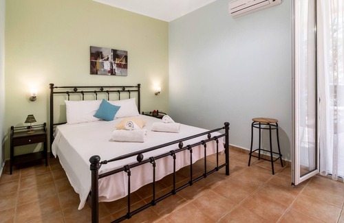 Kavallos Apartment | Apartment 'Maistros' with Shared Pool, Wi-Fi and Air Conditioning