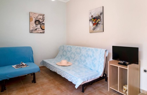 Kavallos Apartment | Apartment 'Maistros' with Shared Pool, Wi-Fi and Air Conditioning